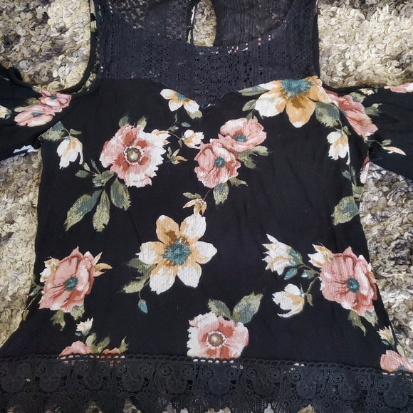 Beautiful Peek-a-Boo Shoulder Floral Top - Picture 2 of 3